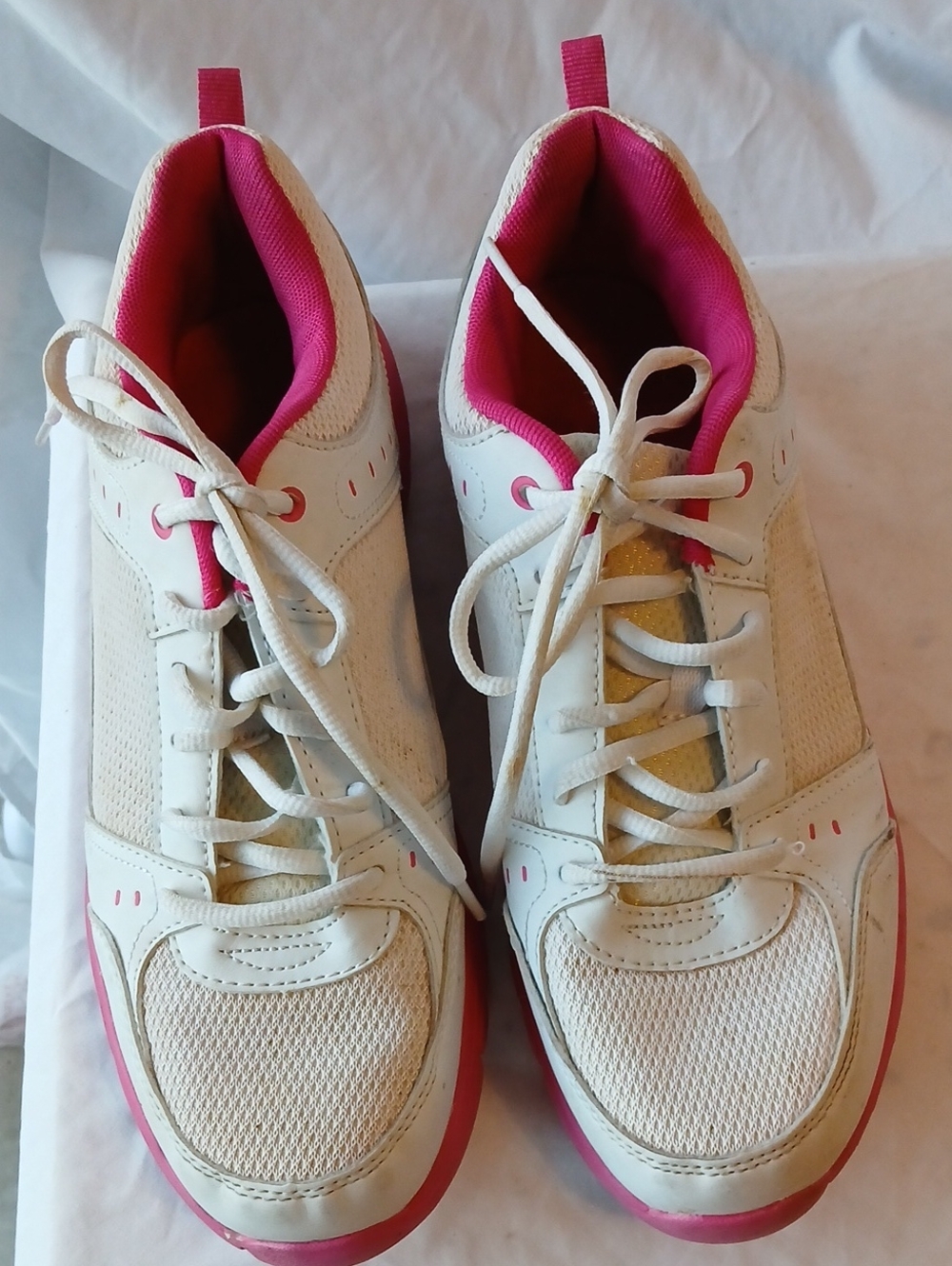 Source Unknown White Athletic Sneakers with Pink Accents